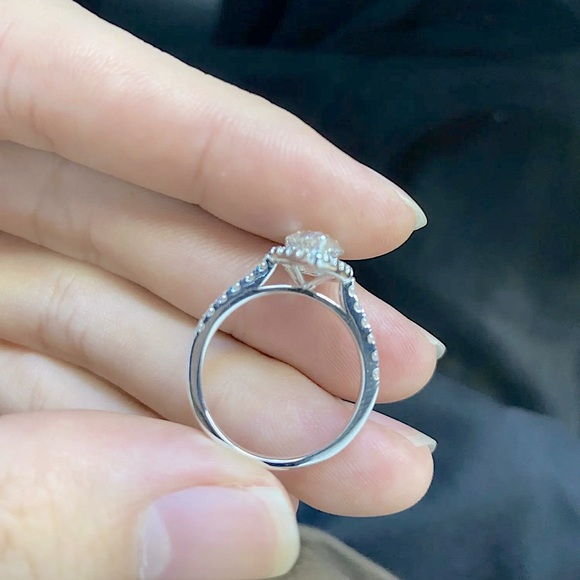 2CT Pear cut genuine engagement ring - Picture 9 of 14